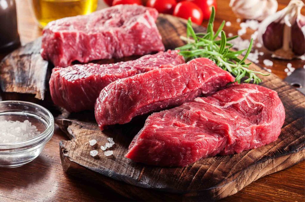 Carne fresca sobre tábua de madeira, representando a exportação de carne brasileira