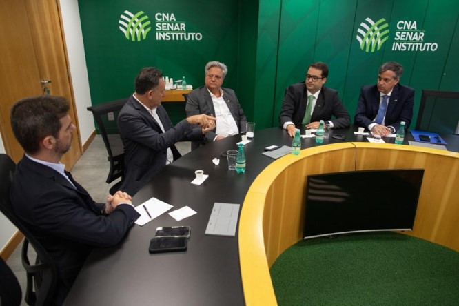 Na foto, da esquerda para direita: O Diretor Técnico da CNA, Bruno Barcelos Lucchi, o Presidente do Instituto Pensar Agro (IPA), Nilson Leitão, o pecuarista e membro da Comissão de Assuntos Políticos, Jorge Pires, o Diretor de Relações Governamentais, Romildo Antônio da Costa e o presidente da ABCZ, Gabriel Garcia Cid.