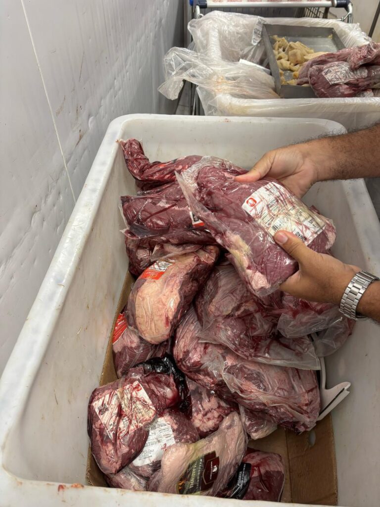 Carnes vencidas apreendidas pela Vigilância Sanitária em fiscalização no bairro do Trapiche, em Maceió.