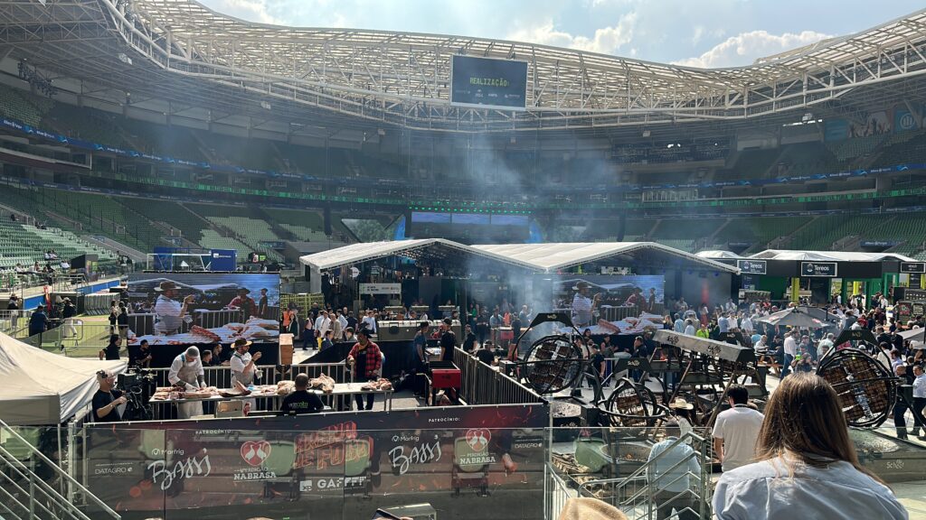 Chefs e assadores comandam aula de churrasco na Arena de Fogo durante o GAFFFF 2024, em São Paulo